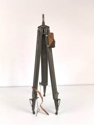 Gestell für optisches Gerät. Markiert " AST 1" Nicht ausgezogene Gesamthöhe 96cm, Zapfendurchmesser 17mm