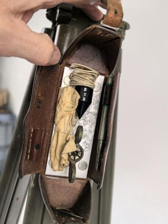 Gestell für optisches Gerät. Markiert " AST 1" Nicht ausgezogene Gesamthöhe 96cm, Zapfendurchmesser 17mm