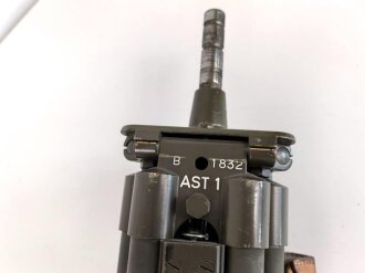 Gestell für optisches Gerät. Markiert " AST 1" Nicht ausgezogene Gesamthöhe 96cm, Zapfendurchmesser 17mm