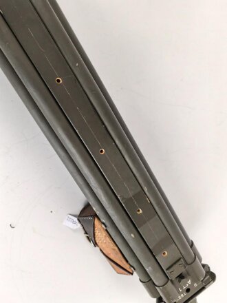 Gestell für optisches Gerät. Markiert " AST 1" Nicht ausgezogene Gesamthöhe 96cm, Zapfendurchmesser 17mm