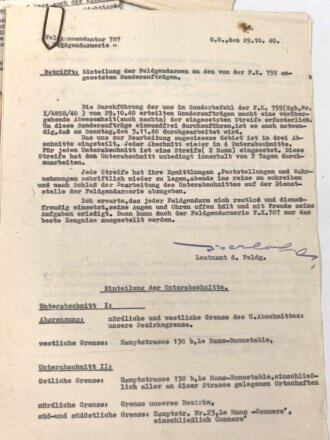 Ordner voller Dokument und Papiere eines Angehörigen der Feldgendarmerieeinheit der Feldkommandantur 787