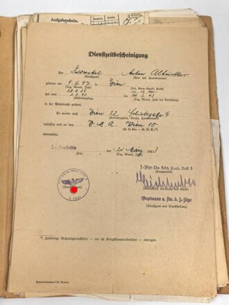 Ordner voller Dokument und Papiere eines Angehörigen der Feldgendarmerieeinheit der Feldkommandantur 787