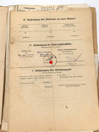 Ordner voller Dokument und Papiere eines Angehörigen der Feldgendarmerieeinheit der Feldkommandantur 787