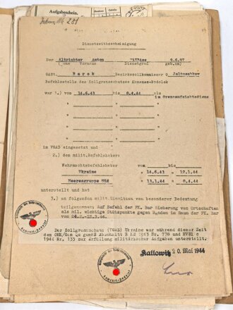 Ordner voller Dokument und Papiere eines Angehörigen der Feldgendarmerieeinheit der Feldkommandantur 787