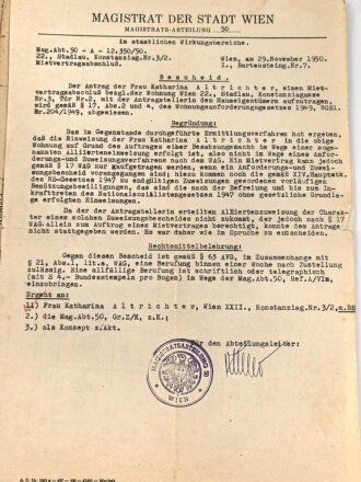 Ordner voller Dokument und Papiere eines Angehörigen der Feldgendarmerieeinheit der Feldkommandantur 787