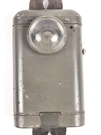 Taschenlampe ohne Bezeichnung, Originallack, Funktion nicht geprüft, vermutlich aus der Zeit des 1. Weltkrieg