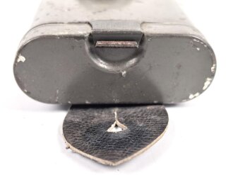 Taschenlampe ohne Bezeichnung, Originallack, Funktion nicht geprüft, vermutlich aus der Zeit des 1. Weltkrieg