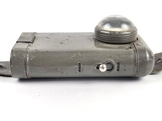 Taschenlampe ohne Bezeichnung, Originallack, Funktion nicht geprüft, vermutlich aus der Zeit des 1. Weltkrieg