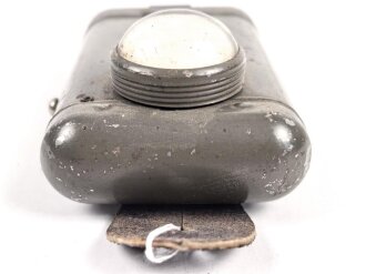 Taschenlampe ohne Bezeichnung, Originallack, Funktion nicht geprüft, vermutlich aus der Zeit des 1. Weltkrieg