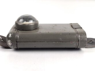 Taschenlampe ohne Bezeichnung, Originallack, Funktion nicht geprüft, vermutlich aus der Zeit des 1. Weltkrieg
