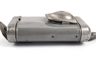 Taschenlampe ohne Bezeichnung, Originallack, Funktion nicht geprüft, vermutlich aus der Zeit des 1. Weltkrieg
