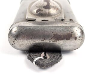 Taschenlampe ohne Bezeichnung, Originallack, Funktion nicht geprüft, vermutlich aus der Zeit des 1. Weltkrieg
