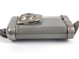 Taschenlampe ohne Bezeichnung, Originallack, Funktion nicht geprüft, vermutlich aus der Zeit des 1. Weltkrieg