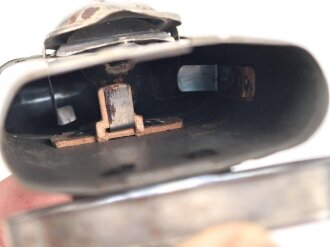 Taschenlampe ohne Bezeichnung, Originallack, Funktion nicht geprüft, vermutlich aus der Zeit des 1. Weltkrieg