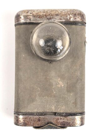 Taschenlampe ohne Bezeichnung, Originallack, Funktion nicht geprüft, vermutlich aus der Zeit des 1. Weltkrieg