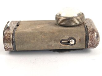 Taschenlampe ohne Bezeichnung, Originallack, Funktion nicht geprüft, vermutlich aus der Zeit des 1. Weltkrieg