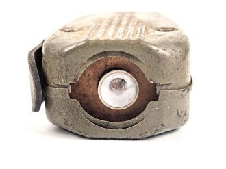 Dynamo Taschenlampe Wehrmacht, Gefertigt in Holland unter deutscher Besatzung. Funktioniert ( Birnchen glimmt schwach ), Birnchenabdeckung fehlt