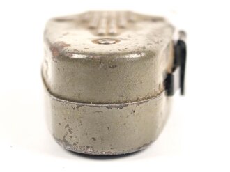 Dynamo Taschenlampe Wehrmacht, Gefertigt in Holland unter deutscher Besatzung. Funktioniert ( Birnchen glimmt schwach ), Birnchenabdeckung fehlt