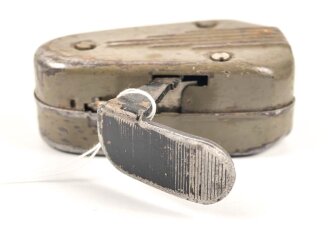 Dynamo Taschenlampe Wehrmacht, Gefertigt in Holland unter deutscher Besatzung.  Birnchen und abdeckung fehlt, Funktion nicht geprüft
