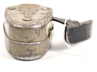 Dynamo Taschenlampe Wehrmacht, Gefertigt in Holland unter deutscher Besatzung.  Birnchen und abdeckung fehlt, Funktion nicht geprüft