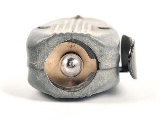Niederlande,  Dynamo Taschenlampe Type 7424. Funktioniert ( Birnchen glimmt schwach ), Birnchenabdeckung fehlt