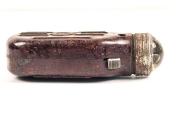Dynamo Taschenlampe aus brauner Preßmasse. Modell der Gebrüder Schmidt, aus Zella-Mehlis. Funktioniert
