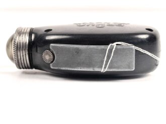 Dynamo Taschenlampe aus brauner Preßmasse. Hersteller "MANULUX" Funktioniert.