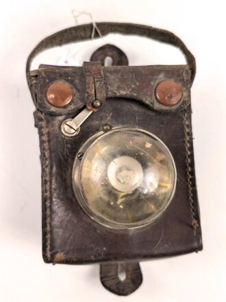 Batteriebetriebene Lampe in Lederetui, vermutlich...
