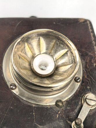 Batteriebetriebene Lampe in Lederetui, vermutlich Reichsbahn. Funktion nicht geprüft, Maße etwa 10 x 11 x 7cm