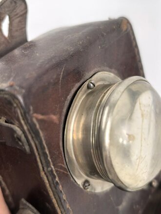 Batteriebetriebene Lampe in Lederetui, vermutlich Reichsbahn. Funktion nicht geprüft, Maße etwa 10 x 11 x 7cm