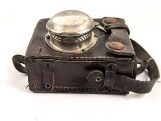 Batteriebetriebene Lampe in Lederetui, vermutlich Reichsbahn. Funktion nicht geprüft, Maße etwa 10 x 11 x 7cm