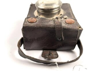 Batteriebetriebene Lampe in Lederetui, vermutlich Reichsbahn. Funktion nicht geprüft, Maße etwa 10 x 11 x 7cm