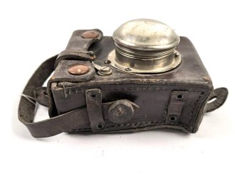Batteriebetriebene Lampe in Lederetui, vermutlich Reichsbahn. Funktion nicht geprüft, Maße etwa 10 x 11 x 7cm