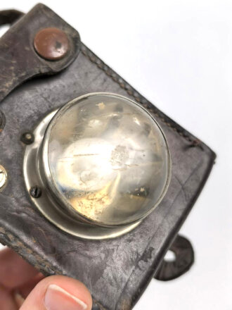 Batteriebetriebene Lampe in Lederetui, vermutlich Reichsbahn. Funktion nicht geprüft, Maße etwa 10 x 11 x 7cm