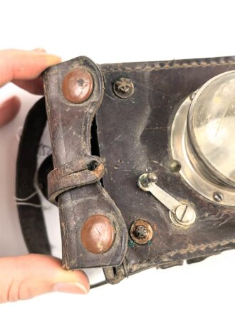Batteriebetriebene Lampe in Lederetui, vermutlich Reichsbahn. Funktion nicht geprüft, Maße etwa 10 x 11 x 7cm