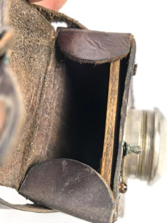 Batteriebetriebene Lampe in Lederetui, vermutlich Reichsbahn. Funktion nicht geprüft, Maße etwa 10 x 11 x 7cm
