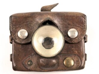 Batteriebetriebene Lampe in Lederetui, vermutlich Reichsbahn. Funktion nicht geprüft, Maße etwa 9 x 12 x 8cm