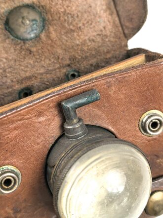 Batteriebetriebene Lampe in Lederetui, vermutlich Reichsbahn. Funktion nicht geprüft, Maße etwa 9 x 12 x 8cm