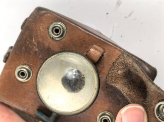 Batteriebetriebene Lampe in Lederetui, vermutlich Reichsbahn. Funktion nicht geprüft, Maße etwa 9 x 12 x 8cm
