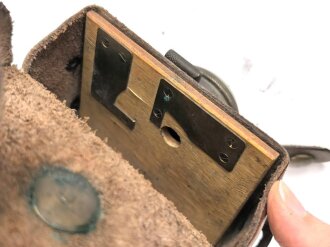Batteriebetriebene Lampe in Lederetui, vermutlich Reichsbahn. Funktion nicht geprüft, Maße etwa 9 x 12 x 8cm