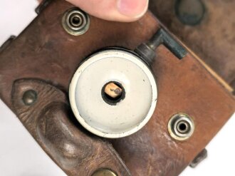 Batteriebetriebene Lampe in Lederetui, vermutlich Reichsbahn. Funktion nicht geprüft, Maße etwa 9 x 12 x 8cm