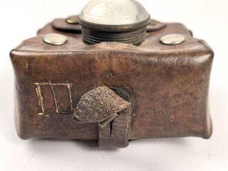 Batteriebetriebene Lampe in Lederetui, vermutlich Reichsbahn. Funktion nicht geprüft, Maße etwa 9 x 12 x 8cm