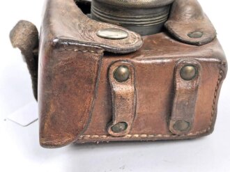 Batteriebetriebene Lampe in Lederetui, vermutlich Reichsbahn. Funktion nicht geprüft, Maße etwa 9 x 12 x 8cm