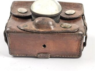 Batteriebetriebene Lampe in Lederetui, vermutlich Reichsbahn. Funktion nicht geprüft, Maße etwa 9 x 12 x 8cm