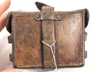 Batteriebetriebene Lampe in Lederetui, vermutlich Reichsbahn. Funktion nicht geprüft, Maße etwa 9 x 12 x 8cm