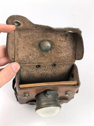 Batteriebetriebene Lampe in Lederetui, vermutlich Reichsbahn. Funktion nicht geprüft, Maße etwa 9 x 12 x 8cm