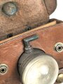 Batteriebetriebene Lampe in Lederetui, vermutlich Reichsbahn. Funktion nicht geprüft, Maße etwa 9 x 12 x 8cm