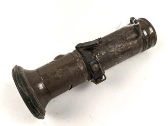 Stabtaschenlampe Pertrix 524. Originallack, Tragevorrichtung defekt. Lässt sich nicht öffnen, aufgrund des Gewichtes schätze ich die Batterien könnten innliegend sein. Gesamtlänge  18cm. Funktion nicht geprüft