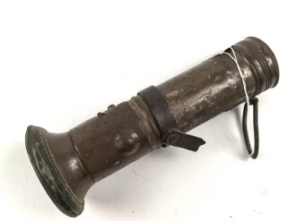 Stabtaschenlampe Pertrix 524. Originallack, Tragevorrichtung defekt. Lässt sich nicht öffnen, aufgrund des Gewichtes schätze ich die Batterien könnten innliegend sein. Gesamtlänge  18cm. Funktion nicht geprüft