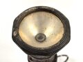 Stabtaschenlampe Pertrix 524. Originallack, Tragevorrichtung defekt. Lässt sich nicht öffnen, aufgrund des Gewichtes schätze ich die Batterien könnten innliegend sein. Gesamtlänge  18cm. Funktion nicht geprüft